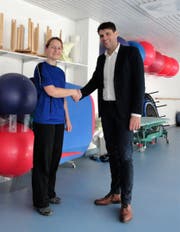 Manuela Strässle, Teamleiterin Physiotherapie im SVAR, und Bruno Eisenhut, Präsident Appenzellischer Turnverband. Bild: PD