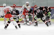 Herisaus Stürmer (weiss) sorgen für viel Verkehr vor Frauenfelds Goalie Daniel Styger. Die Appenzeller zeigten mehr Biss als die Thurgauer. (Bild: Mario Gaccioli)
