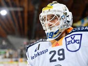Sandro Aeschlimann, nächste Saison Goalie des HC Davos, wurde beim 5:1-Sieg des EV Zug in Davos mit 20 Paraden als bester Spieler der Innerschweizer ausgezeichnet. (Bild: KEYSTONE/GIAN EHRENZELLER)