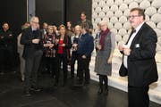Der Präsident der Operette Sirnach, Otto Noger (rechts), begrüsst die Mitglieder der Schweizerischen Musiktheatervereinigung auf der Bühne im Dreitannensaal. (Bild: Christof Lampart)