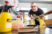 Udo Raunjak leitet die Entwicklung und Forschung bei der Toko Swix Sport AG in Altstätten. Er demonstriert die neueste Innovation, eine intelligente Bürste.(Bilder: Mareycke Frehner)