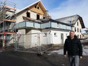 Der Unternehmer Adrian Müller vor dem eingerüsteten Lindenhof. Bild: Urs-Ueli Schorno (Ebnet, 12. Februar 2019)