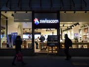 Mehr Lohn für die Swisscom-Mitarbeitenden: Angestellte mit einer guten Leistung bekommen ab April mindestens 0,9 Prozent mehr Lohn. (Bild: KEYSTONE/MELANIE DUCHENE)