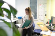 Lehrlinge der Kaufmaennischer Verband Schweiz in Zuerich arbeiten im Buero am 10. Juni 2015. (ky/Gaetan Bally)