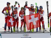 In Pyeongchang jubelte das Swiss-Ski-Sextett zuoberst auf dem Podest (Bild: KEYSTONE/AP/MICHAEL PROBST)