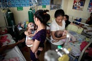 An Masern erkrankte Kinder werden in einem Spital in der philippinischen Hauptstadt Manila behandelt. Bild: Francis R. Malasig/EPA (Manila, 7. Februar 2019)
