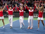 Anhänger des aktuellen Formats: das Schweizer Fed-Cup-Team nach dem Sieg gegen Italien am Wochenende in Biel (Bild: KEYSTONE/ANTHONY ANEX)