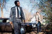 Die Detectives Hays (Mahershala Ali, vorne) und West (Stephen Dorff) bei Ermittlungen im Jahr 1980. (Bild: Warrick Page/HBO)