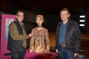 Künstler Det Blumberg (links) und Seelsorger Ottmar Hetzel mitten die Skulptur der von Leid geplagten Frida Kahlo ein. (Bild: Alexandra Gächter)