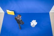 Ein Mann betrachtet ein Kunstwerk des Künstler Gianin Conrad in der Ausstellung «Playing the Game» in der Kunsthalle, am Mittwoch, 11. April 2018, in Wil. (Bild: Benjamin Manser)