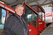 Christoph Schoop neben seiner neusten Errungenschaft, der alten Stoosbahn. (Bild: Nicole Auf der Maur)