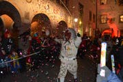 Die Wiler Fastnacht wird traditionell durch den Auszug der Tüüfel aus dem Hof offiziell eröffnet. (Bild: Gianni Amstutz)