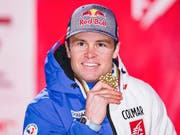 Der Franzose Alexis Pinturault zeigt seine Goldmedaille (Bild: KEYSTONE/AP/GABRIELE FACCIOTTI)