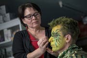 Rita Stanger aus Reiden schminkt viele Leute von Hand für die Fasnacht.