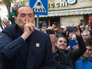 «Die Italiener sind durchgeknallt»: Silvio Berlusconi, hier im Januar mit Anhängern in Calgari, versteht sein Land nicht mehr. (Bild: KEYSTONE/EPA ANSA/FABIO MURRU)