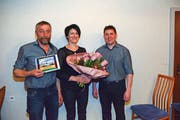 Bruno und Monika Hehli vom Berggasthaus Mesmer werden von Präsident Thomas Manser für 25 Jahre Mitgliedschaft geehrt. Bild: Karin Erni