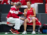 Das Schweizer Fed-Cup-Team steht im Aufstiegs-Playoff auswärts gegen die USA vor einer schwierigen Aufgabe: Captain Heinz Günthardt mit Viktorija Golubic (Bild: KEYSTONE/ANTHONY ANEX)