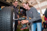 Lisa Sigrist versucht sich am ersten Bogs Trail als Automechanikerin. (Bild: Eveline Beerkircher (Sarnen, 22. September 2018))