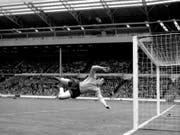 Gordon Banks - ein Held, der fliegen konnte. Legendär an diesem Foto: Banks trug in dieser Szene keine Handschuhe (Bild: Keystone/AP/PA)