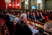 Von grossem medialen Interesse begleitet: Der Prozess am Obersten Gerichtshof hat gestern begonnen. Vorne rechts auf der Anklagebank sitzt der ehemalige Vizepremierminister Kataloniens Oriol Junqueras. Bild: Emilio Naranjo/AP (Madrid, 12. Februar 2019)