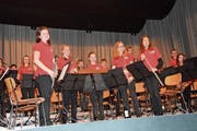 Die Starter Winds, hier bei ihrem Auftritt im Januar beim Unterhaltungsabend der Musikgesellschaft Bazenheid, bestehen aus rund 40 Jugendlichen im Alter zwischen 10 und 20 Jahren. (Bild: Beat Lanzendorfer)
