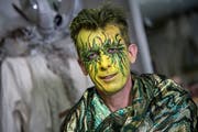 Valentin Stanger aus Reiden bemalt von seiner Frau Rita: Vor allem auf dem Land ist die Kunst des Schminkens weit verbreitet. (Bilder: Pius Amrein, 25. Januar 2019)