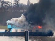 Feuer auf dem Rhein: Das mit Kohle beladene Frachtschiff bei Duisburg. (Bild: KEYSTONE/DPA/CHRISTOPH REICHWEIN)