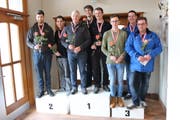 Die Gurtneller standen zuoberst auf dem Podest; von links: Christof Arnold, Jonas Hansen und Stephan Loretz. (Bild: PD, Aarau, 10. Februar 2019)