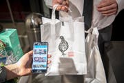 Die App «Too Good To Go» ermöglicht es Konsumenten, Lebensmittel von Geschäften und Restaurants abzuholen, die sonst in der Tonne landen würden. (Bild: Urs Bucher)