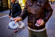 In der Stadt St.Gallen werden selbstgebrannte CDs auf der Strasse verkauft. (Symbolbild: Raphael Rohner)