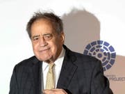 Mit sechs Oscars zählt der Basler Filmproduzent Arthur Cohn zu den wichtigsten Exponenten der Schweizer Filmszene. Nun ist er an der «Cinema for Peace»-Gala in Berlin mit dem Lebenswerkpreis ausgezeichnet worden. (Bild: KEYSTONE/EPA/FELIPE TRUEBA)