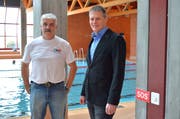Chefbadmeister Roberto Cantelli und der für die Sportanlagen zuständige Gemeinderat Valentin Hasler. (Bild: Mario Testa)