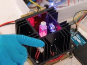 Der Prototyp des Geräts «SION-105» misst die Fluoridkonzentration einer Wasserprobe über einen Farbwechsel. (Bild: Marie-Thé, Etienne Roux)