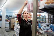 Geschäftsführerin Jsabel Kretz schaut im Frutt-Lädeli nach dem Rechten. (Bild: Corinne Glanzmann (10. Januar 2018))