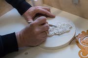 Das Gipsmodell ist der erste operative Arbeitsvorgang. Bild Boris Bürgisser: (Rothenburg, 24. Januar 2019)