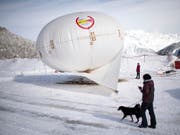 In Davos startet eine zweimonatige Messkampagne, bei der unter anderem ein Fesselballon zum Einsatz kommt. Die Forschenden wollen mithilfe der Messungen mehr darüber lernen, wie Niederschlag im Gebirge entsteht. (Bild: KEYSTONE/GIAN EHRENZELLER)
