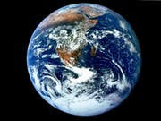 Eine gute Mischung aus Ozeanen und Landmasse: Dass die Erde kein Ozeanplanet geworden ist, verdanken wir einem sterbenden Stern. (Bild: EPA/NASA)