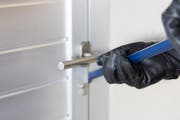 Der oder die Täter verschafften sich durch die Eingangstüre Zutritt. (Bild: 135pixels - Fotolia)