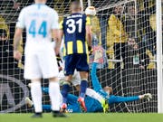 Schlüsselszene im Sükrü-Saracoglu-Stadion von Istanbul: Fenerbahces Torschütze Islam Slimani (Nummer 31) sieht, wie Goalie Harun Tekin den Penalty von Zenits Robert Mak pariert (Bild: KEYSTONE/AP/LEFTERIS PITARAKIS)