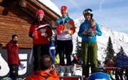 Noemi Kos vom SC Grabs (Mitte) freut sich über ihren Sieg beim Fischer Junior Cup in Madrisa bei den ältesten Mädchen. (Bild: PD)