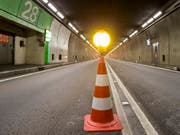Glück im Unglück in der Röhre: Ein Autofahrer kommt im Gotthard-Strassentunnel auf die Gegenfahrbahn. (Bild: KEYSTONE/ALEXANDRA WEY)