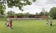 Ungefähr so wird sich ab April 2020 der neue Kindergarten Hemmerswil von Osten her präsentieren. (Grafik: Kaderli Architekten/PD)