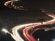 Beim inländischen Personentransport auf der Strasse gebe es noch immer zu viele schwarze Schafe, kritisiert die Schweizer Transportbranche. (Bild: KEYSTONE/GAETAN BALLY)