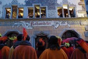 Die Gesangsgruppe Füür und Flamme besingt ein Paar vor dem «Rathauskeller» in der Zuger Altstadt. (Bild: Werner Schelbert (18. Februar 2018))