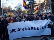 Vor dem Gerichtsgebäude herrschte grosser Andrang. «Entscheiden ist kein Delikt» steht auf dem Transparent. (Bild: KEYSTONE/EPA EFE/RODRIGO JIMENEZ)