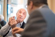 Lidio De Martin kann sich an seinem 103. Geburtstag mit Stadtpräsident Wolfgang Giella auch auf Italienisch unterhalten. (Bild: Benjamin Manser)