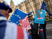 Während die britische Premierministerin Theresa May am Dienstag im Londoner Unterhaus eine Rede zum Brexit-Abkommen hielt, demonstrierten EU-Befürworter vor dem Parlament für einen Verblieb Grossbritanniens in der EU. (Bild: KEYSTONE/EPA/WILL OLIVER)