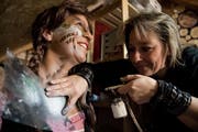Severina Gogg schminkt Karin Siegrist mit der Airbrush-Technik. (Bilder: Nadia Schärli (Altishofen, 2. Februar 2019)