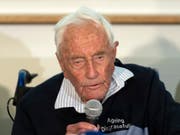 Meist verläuft die Begleitung von Menschen in den Tod in aller Stille. Nicht so im Fall des 104-jährigen australischen Wissenschaftlers David Goodall, der sich medienwirksam zu seinen Gründen geäussert hatte. (Bild: KEYSTONE/GEORGIOS KEFALAS)