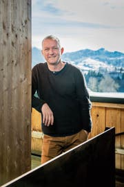 Vom Balkon aus hat Simon Enzler den Blick auf das Alpsteinmassiv. (Bild: Urs Bucher (Schlatt-Haslen, 8.2.2019))